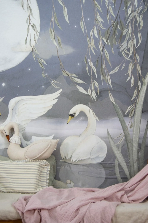 tapeta syrena mural granatowa, tapeta z łabędziami i syreną, tapeta jezioro z syreną, mural baśniowy syrena i łabędzie, tapeta do pokoju dziewczynki granatowa