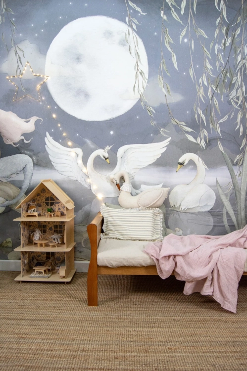 tapeta syrena mural granatowa, tapeta z łabędziami i syreną, tapeta jezioro z syreną, mural baśniowy syrena i łabędzie, tapeta do pokoju dziewczynki granatowa