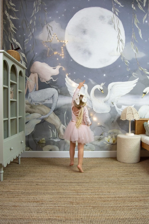 tapeta syrena mural granatowa, tapeta z łabędziami i syreną, tapeta jezioro z syreną, mural baśniowy syrena i łabędzie, tapeta do pokoju dziewczynki granatowa