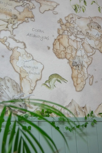 tapeta mapa świata dinozaury beżowa, mural edukacyjny z dinozaurami, tapeta geograficzna dla dzieci, tapeta prehistoryczna do pokoju dziecka, tapeta dinozaury vintage