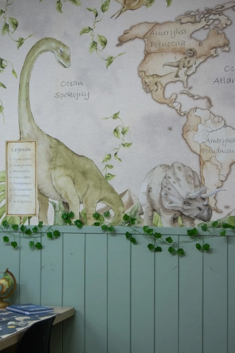 tapeta mapa świata dinozaury beżowa, mural edukacyjny z dinozaurami, tapeta geograficzna dla dzieci, tapeta prehistoryczna do pokoju dziecka, tapeta dinozaury vintage