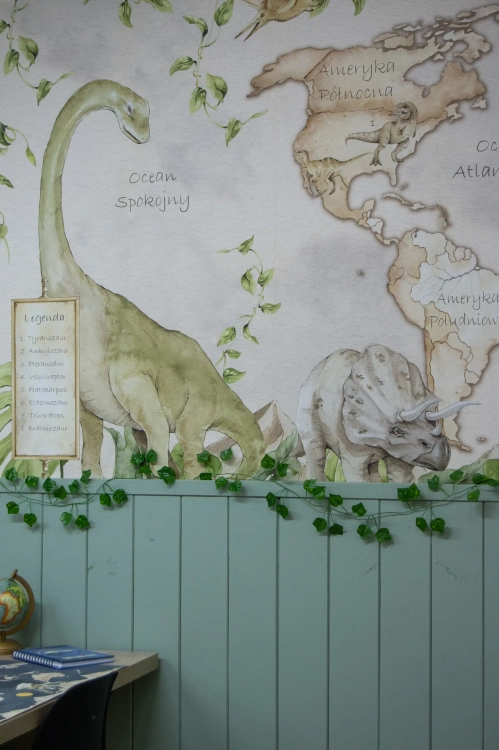 tapeta mapa świata dinozaury beżowa, mural edukacyjny z dinozaurami, tapeta geograficzna dla dzieci, tapeta prehistoryczna do pokoju dziecka, tapeta dinozaury vintage