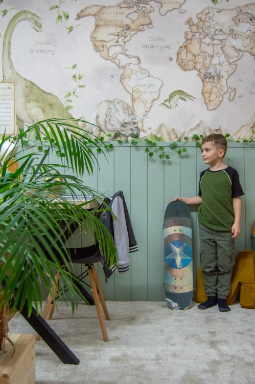 tapeta mapa świata dinozaury beżowa, mural edukacyjny z dinozaurami, tapeta geograficzna dla dzieci, tapeta prehistoryczna do pokoju dziecka, tapeta dinozaury vintage