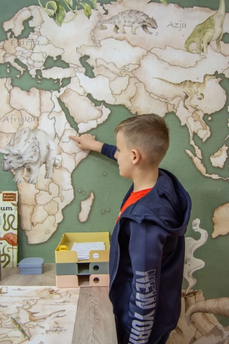 tapeta mapa świata dinozaury zielona, mural edukacyjny z dinozaurami, tapeta geograficzna dla dzieci, tapeta prehistoryczna do pokoju dziecka, tapeta dinozaury urban jungle