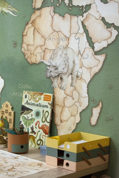 tapeta mapa świata dinozaury zielona, mural edukacyjny z dinozaurami, tapeta geograficzna dla dzieci, tapeta prehistoryczna do pokoju dziecka, tapeta dinozaury urban jungle