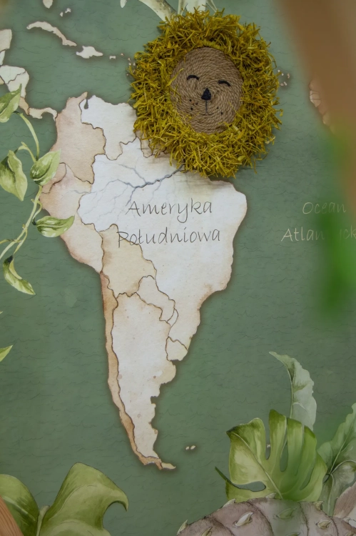 tapeta mapa świata dinozaury zielona, mural edukacyjny z dinozaurami, tapeta geograficzna dla dzieci, tapeta prehistoryczna do pokoju dziecka, tapeta dinozaury urban jungle