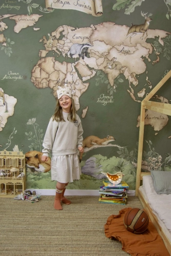 tapeta mapa świata leśna zielona, mural edukacyjny z leśnymi zwierzętami, tapeta geograficzna dla dzieci, tapeta natura do pokoju dziecka, tapeta zwierzęta las