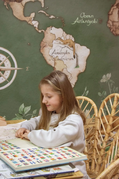 tapeta mapa świata leśna zielona, mural edukacyjny z leśnymi zwierzętami, tapeta geograficzna dla dzieci, tapeta natura do pokoju dziecka, tapeta zwierzęta las