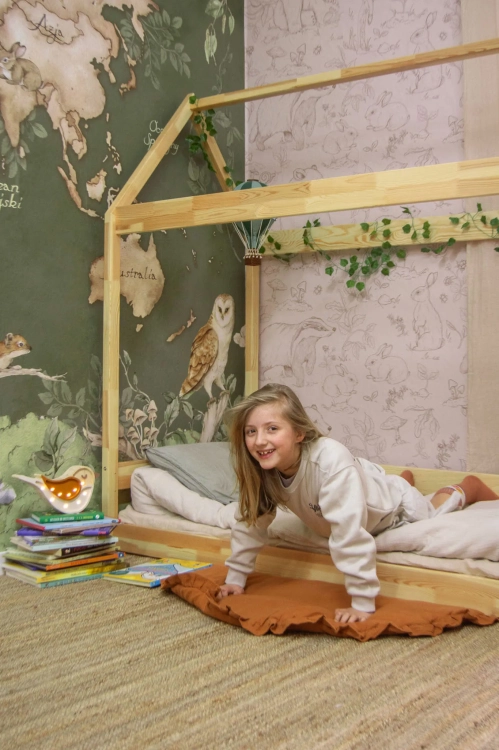 tapeta mapa świata leśna zielona, mural edukacyjny z leśnymi zwierzętami, tapeta geograficzna dla dzieci, tapeta natura do pokoju dziecka, tapeta zwierzęta las
