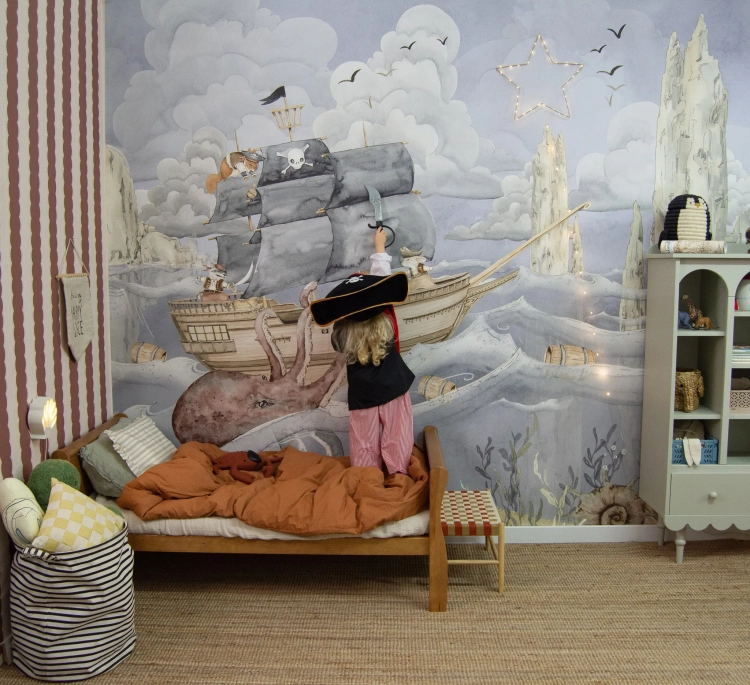 tapeta pirate story niebieska, mural statek piracki, tapeta marynistyczna dla dzieci, tapeta piraci na oceanie, tapeta pokój przygodowy