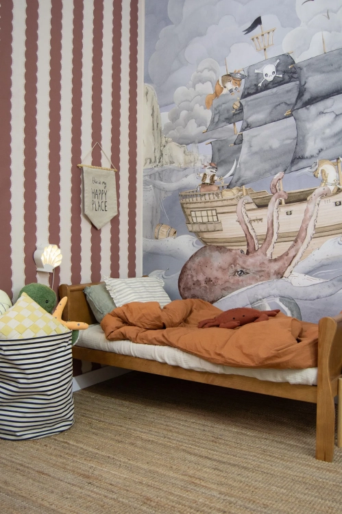 tapeta pirate story niebieska, mural statek piracki, tapeta marynistyczna dla dzieci, tapeta piraci na oceanie, tapeta pokój przygodowy