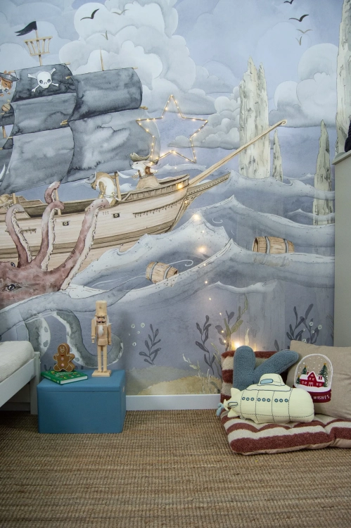tapeta pirate story niebieska, mural statek piracki, tapeta marynistyczna dla dzieci, tapeta piraci na oceanie, tapeta pokój przygodowy