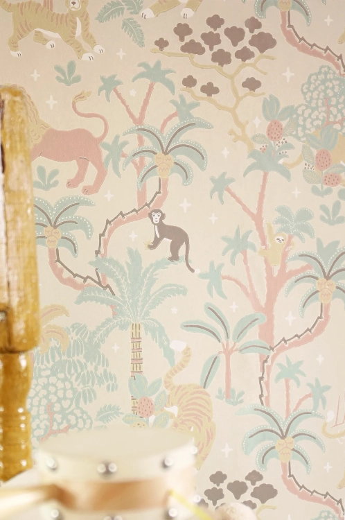tapeta jungle glow sandy beige mural, mural świecący w ciemności, tapeta beżowa z gwiazdkami, tapeta skandynawska dla dzieci, tapeta dżungla świecąca w nocy