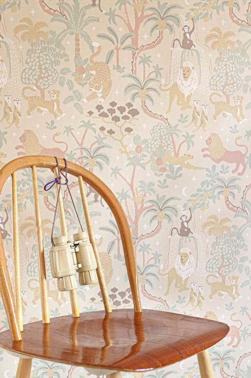 tapeta jungle glow sandy beige mural, mural świecący w ciemności, tapeta beżowa z gwiazdkami, tapeta skandynawska dla dzieci, tapeta dżungla świecąca w nocy