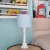 Miętowa lampa nocna dla chłopca – klasyczny design, biała podstawa, pastelowy abażur, idealna do pokoju dziecięcego.