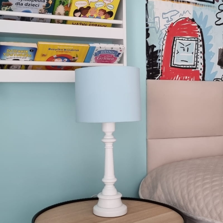 Miętowa lampa nocna dla chłopca – klasyczny design, biała podstawa, pastelowy abażur, idealna do pokoju dziecięcego.