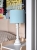 Elegancka lampa stołowa w odcieniach mięty – designerskie oświetlenie do pokoju dziecka, pasujące do stylu skandynawskiego.