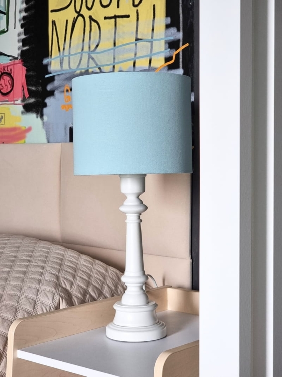 Elegancka lampa stołowa w odcieniach mięty – designerskie oświetlenie do pokoju dziecka, pasujące do stylu skandynawskiego.
