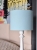Stylowa lampa nocna z miętowym abażurem – idealny dodatek do pokoju chłopca, nadający wnętrzu przytulny charakter.