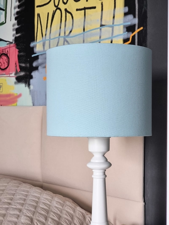 Stylowa lampa nocna z miętowym abażurem – idealny dodatek do pokoju chłopca, nadający wnętrzu przytulny charakter.