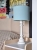 Miętowa lampa nocna dla chłopca – klasyczny design, biała podstawa, pastelowy abażur, idealna do pokoju dziecięcego.