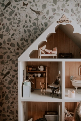 Domek drewniany retro dla lalek Alva w kolorze baby pink i kawa z mlekiem, ręcznie wykonany z drewna sosnowego, idealny do pokoju dziewczynki lub chłopca