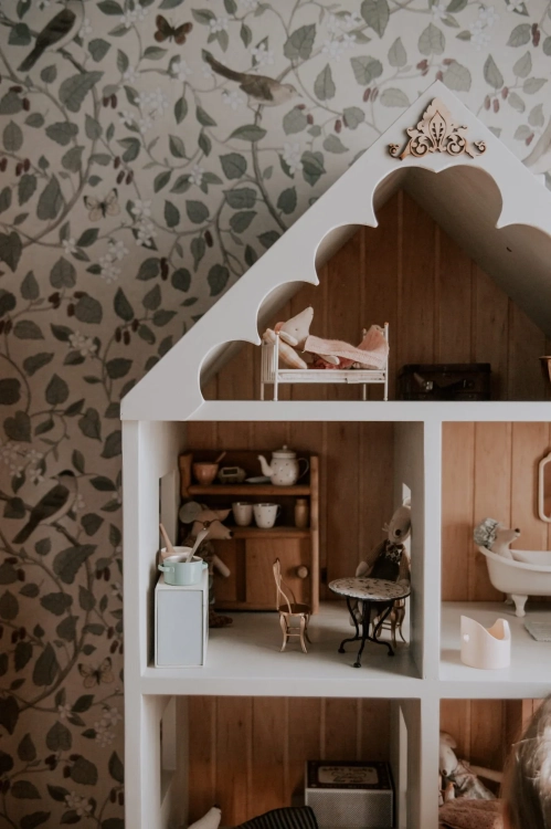 Domek drewniany retro dla lalek Alva w kolorze baby pink i kawa z mlekiem, ręcznie wykonany z drewna sosnowego, idealny do pokoju dziewczynki lub chłopca