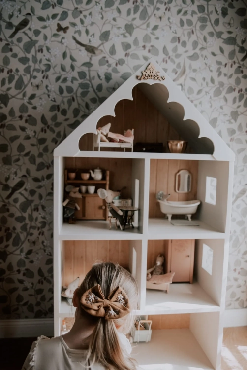 duży drewniany domek dla lalek w stylu retro dla dziewczynki