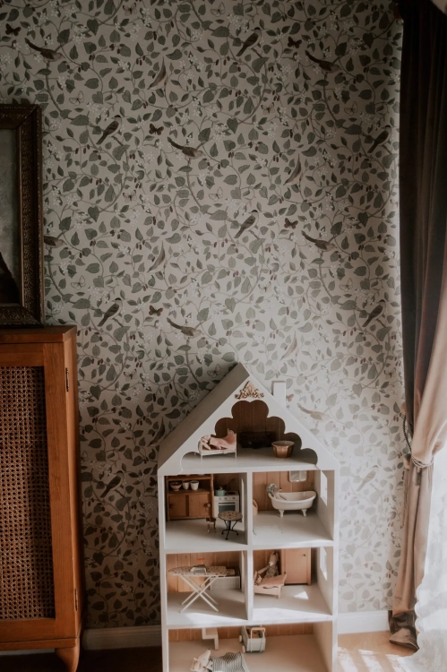 duży drewniany domek dla lalek w stylu retro dla dziewczynki