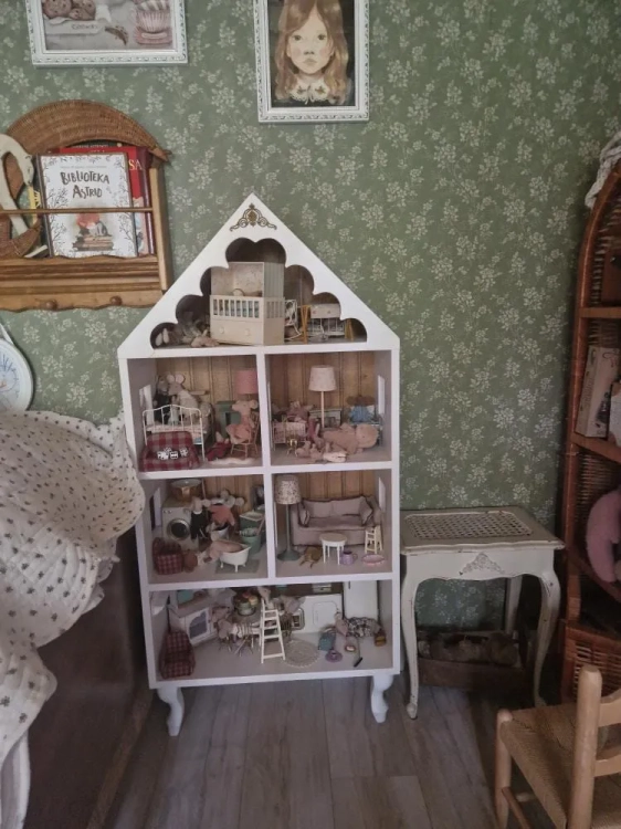 prezent na dzień dziecka dla dziewczynki, domek drewniany dla lalek w stylu retro