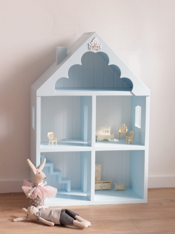 Domek drewniany dla lalek w odcieniu baby blue z białym frezowanym tyłem, wykonany ręcznie z drewna sosnowego, dekoracja retro do pokoju dziewczynki lub chłopca