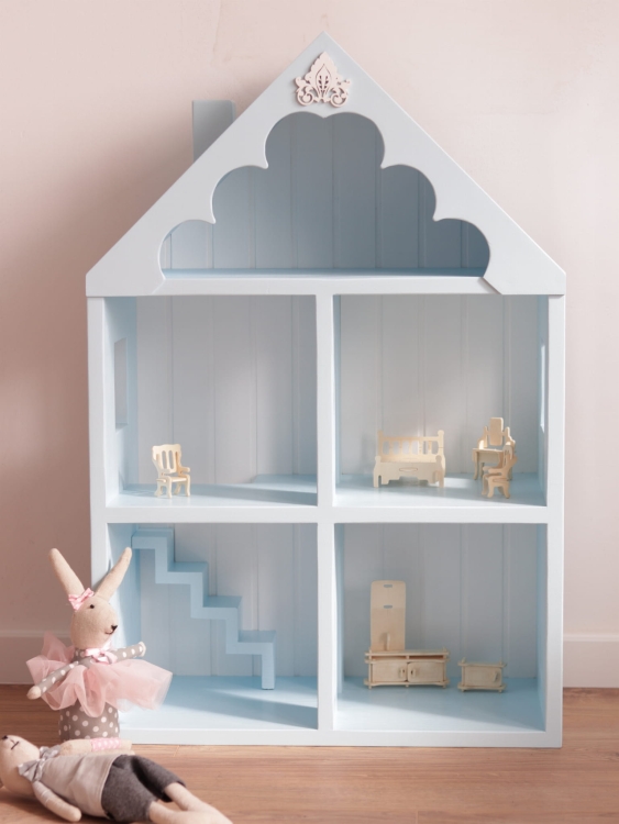Domek drewniany dla lalek w odcieniu baby blue z białym frezowanym tyłem, wykonany ręcznie z drewna sosnowego, dekoracja retro do pokoju dziewczynki lub chłopca