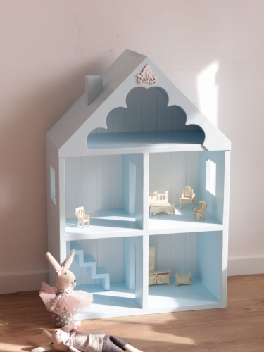 Domek drewniany dla lalek w odcieniu baby blue z białym frezowanym tyłem, wykonany ręcznie z drewna sosnowego, dekoracja retro do pokoju dziewczynki lub chłopca