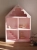 Domek drewniany baby pink dla lalek i myszek z białym frezowanym tyłem, ręcznie wykonany z drewna sosnowego, dekoracja w stylu retro do pokoju dziewczynki