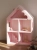 Domek drewniany baby pink dla lalek i myszek z białym frezowanym tyłem, ręcznie wykonany z drewna sosnowego, dekoracja w stylu retro do pokoju dziewczynki