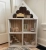 Domek drewniany dla lalek i myszek w kolorze kawy z mlekiem z frezowanym tyłem, ręcznie wykonany z drewna sosnowego, gotowy do zabawy