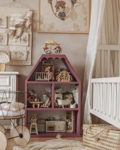 Drewniany domek Simple dla lalek i myszek w kolorze śliwkowym z możliwością personalizacji, wykonany ręcznie z drewna sosnowego, gotowy do zabawy