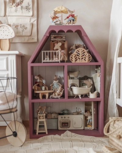 Drewniany domek Simple dla lalek i myszek w kolorze śliwkowym z możliwością personalizacji, wykonany ręcznie z drewna sosnowego, gotowy do zabawy