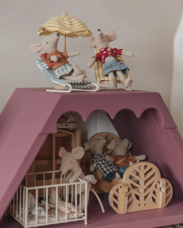Drewniany domek Simple dla lalek i myszek w kolorze śliwkowym z możliwością personalizacji, wykonany ręcznie z drewna sosnowego, gotowy do zabawy