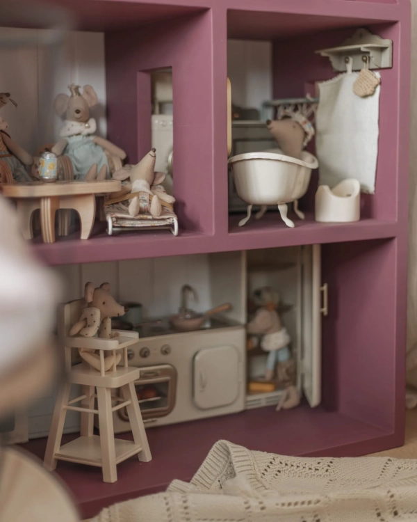 Drewniany domek Simple dla lalek i myszek w kolorze śliwkowym z możliwością personalizacji, wykonany ręcznie z drewna sosnowego, gotowy do zabawy