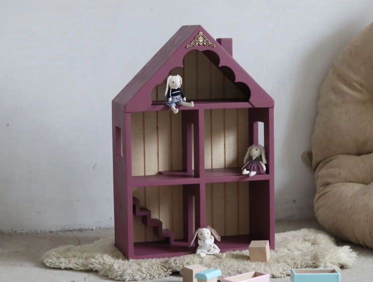 Domek drewniany dla lalek i myszek w kolorze śliwki, z frezowanym tyłem imitującym boazerię, wykonany ręcznie w stylu retro, gotowy do zabawy