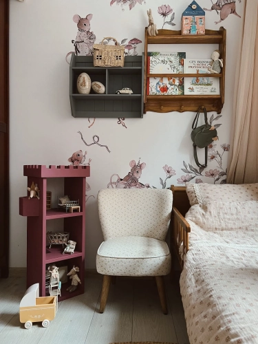 Domek drewniany dla lalek w kształcie zamkowej wieży, ręcznie wykonany z certyfikowanego drewna sosnowego, w stylu retro, gotowy do zabawy