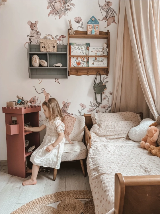 Domek drewniany dla lalek w kształcie zamkowej wieży, ręcznie wykonany z certyfikowanego drewna sosnowego, w stylu retro, gotowy do zabawy