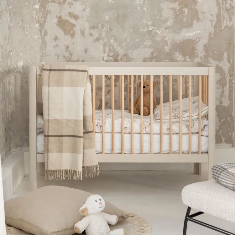 łóżeczko beżowe szampańskie Pinio Pure 120x60 cm, elegancki styl art déco, meble dziecięce premium