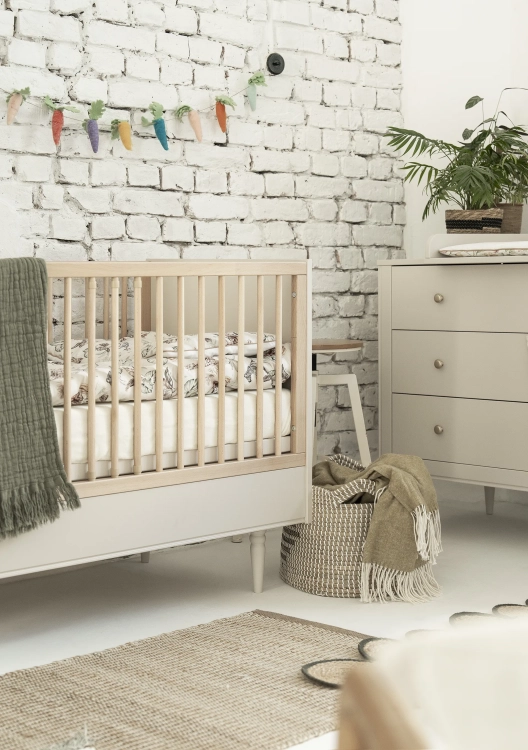 łóżeczko dziecięce 120x60 cm, łóżeczko szampańskie, łóżeczko Pinio Petite, stylowe łóżeczko do pokoju dziewczynki, łóżeczko z funkcją tapczanika, łóżeczko art déco, meble dla niemowląt w stylu glamour