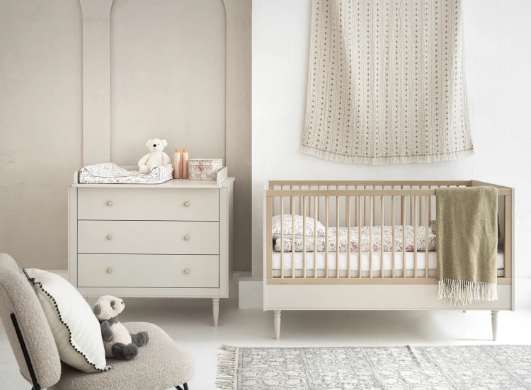 łóżeczko-tapczanik dziecięce Pinio Petite 140x70 cm jasny beż – elegancki styl art déco z nogami z litego drewna, nowoczesne wnętrze w stonowanych kolorach​