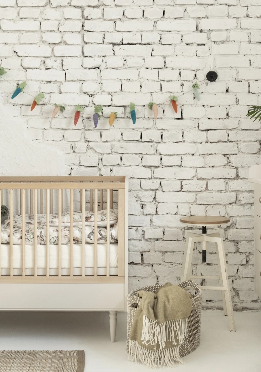 łóżeczko-tapczanik dziecięce Pinio Petite 140x70 cm jasny beż – elegancki styl art déco z nogami z litego drewna, nowoczesne wnętrze w stonowanych kolorach​