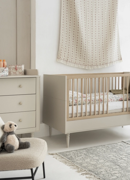łóżeczko-tapczanik dziecięce Pinio Petite 140x70 cm jasny beż – elegancki styl art déco z nogami z litego drewna, nowoczesne wnętrze w stonowanych kolorach​