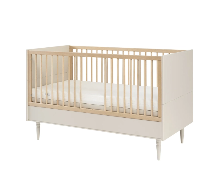 łóżeczko-tapczanik dziecięce Pinio Petite 140x70 cm jasny beż – elegancki styl art déco z nogami z litego drewna, nowoczesne wnętrze w stonowanych kolorach​