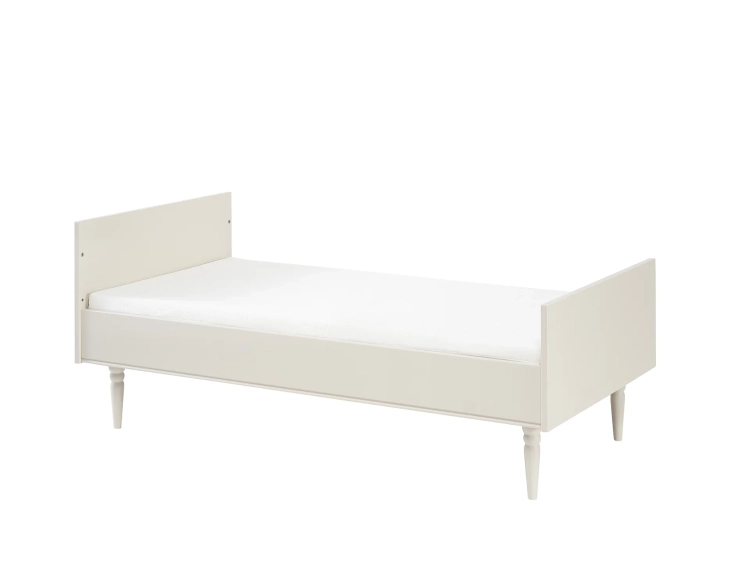 łóżeczko-tapczanik dziecięce Pinio Petite 140x70 cm jasny beż – elegancki styl art déco z nogami z litego drewna, nowoczesne wnętrze w stonowanych kolorach​